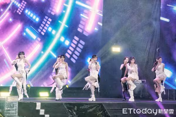 Kara睽違12年登台!跨年嗨唱經典舞曲「開MIC飆高音」 現場擠爆20萬人