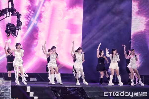 Kara睽違12年登台!跨年嗨唱經典舞曲「開MIC飆高音」 現場擠爆20萬人