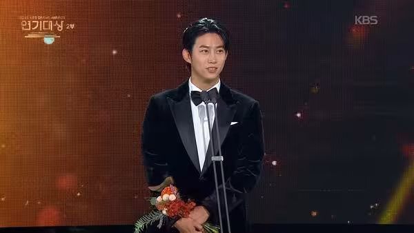 2PM玉澤演跨年夜奪獎!認愛首度放閃 霸氣喊未婚妻本名:我愛你