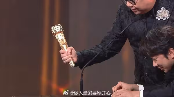 男星得獎太嗨「台上敲斷獎盃」!嚇到兩眼瞪大 全場瞬間尷尬