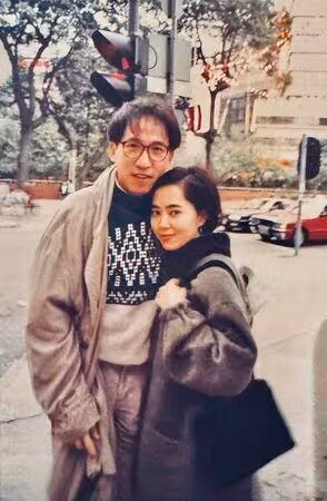 《與龍共舞》劉德華壞表哥罕曝69歲近況！結婚33年放閃英皇家族愛妻