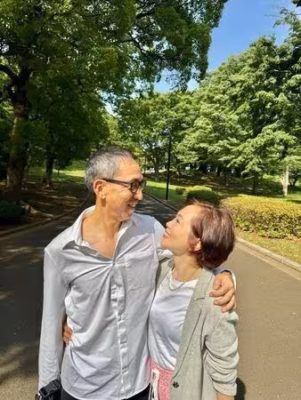 《與龍共舞》劉德華壞表哥罕曝69歲近況!結婚33年放閃英皇家族愛妻