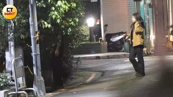 宇宙人小玉酒吧約會曖昧對象! 保持「紳士距離」冒粉紅泡泡