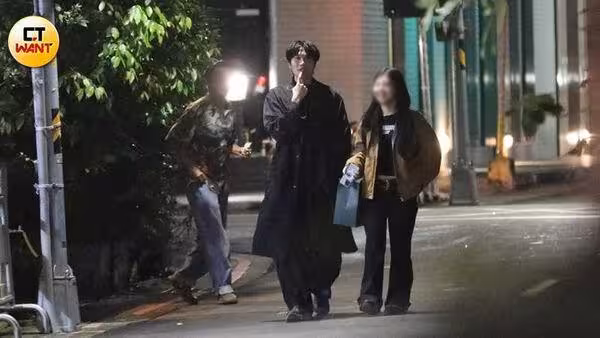 宇宙人小玉酒吧約會曖昧對象! 保持「紳士距離」冒粉紅泡泡