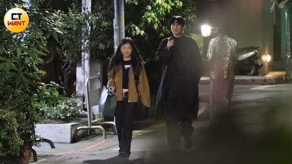 宇宙人小玉酒吧約會曖昧對象！　保持「紳士距離」冒粉紅泡泡