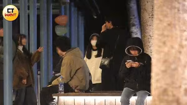 宇宙人小玉酒吧約會曖昧對象！　保持「紳士距離」冒粉紅泡泡
