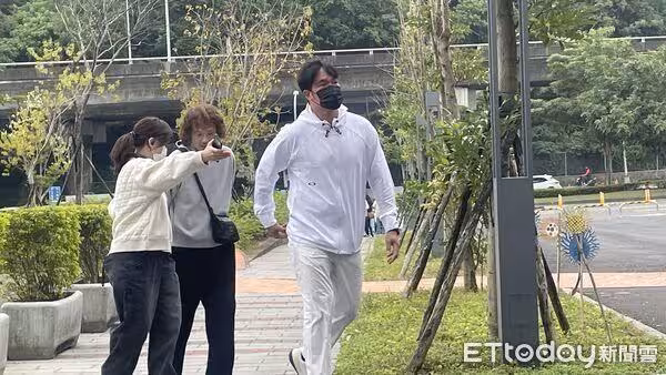 修杰楷、胡瓜大咖全來了!王子出軌粿粿「驚現」蕭敬騰岳父告別式