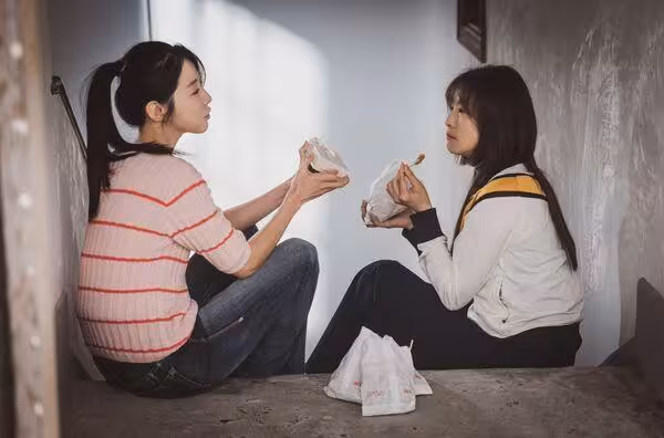 偶像劇女王回歸! 賴雅妍長發正翻「致敬楊丞琳水母頭」 拉邵雨薇當閨蜜