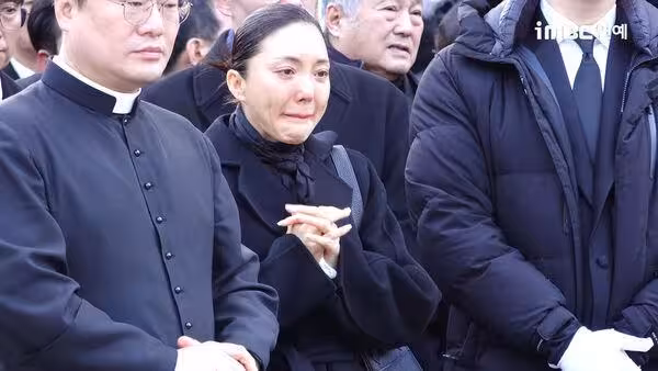 鄭雨盛捧遺照、朱智勛抬棺!南韓大咖到齊 送影帝安聖基最後一程