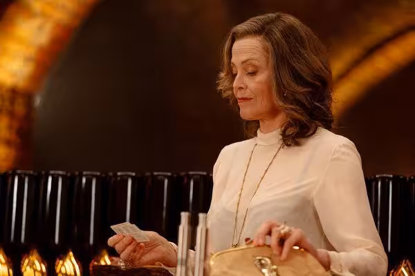 76歲雪歌妮薇佛逆齡美炸！踏4吋高跟挑戰蛇蠍美人　影帝也被迷倒