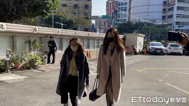 情侶開庭穿搭大不同！王大陸包緊緊、女友粉大衣黑絲現身