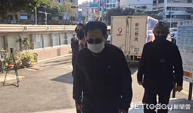 情侶開庭穿搭大不同！王大陸包緊緊、女友粉大衣黑絲現身
