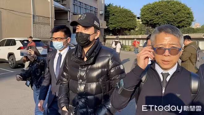 情侶開庭穿搭大不同！王大陸包緊緊、女友粉大衣黑絲現身