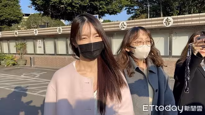 情侶開庭穿搭大不同！王大陸包緊緊、女友粉大衣黑絲現身