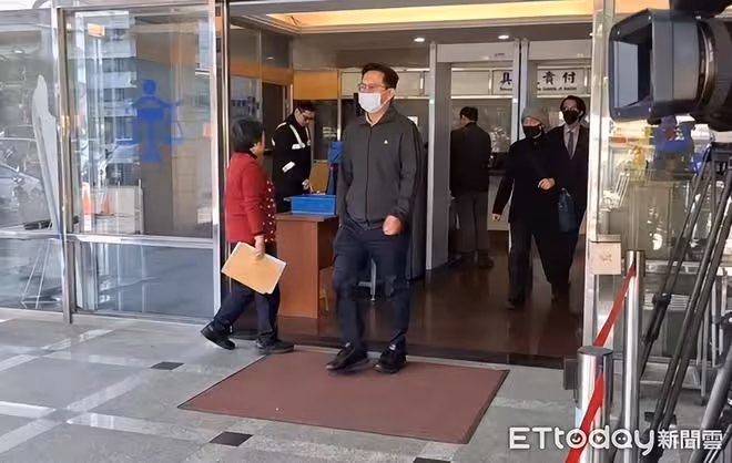 情侶開庭穿搭大不同！王大陸包緊緊、女友粉大衣黑絲現身