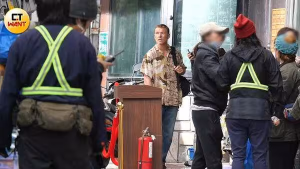 超大咖!《阿凡達》男星0偽裝現身台北街頭 戴西瓜皮安全帽騎車全被拍