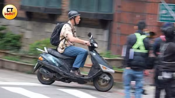 超大咖!《阿凡達》男星0偽裝現身台北街頭 戴西瓜皮安全帽騎車全被拍