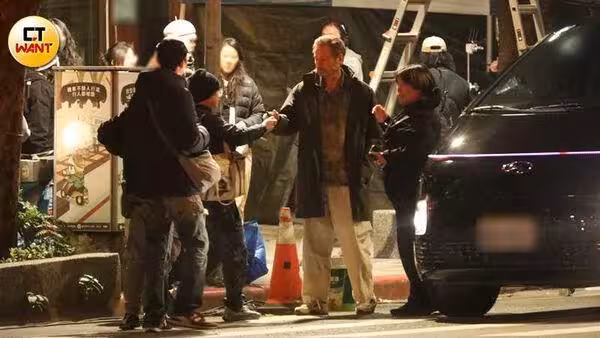 超大咖!《阿凡達》男星0偽裝現身台北街頭 戴西瓜皮安全帽騎車全被拍