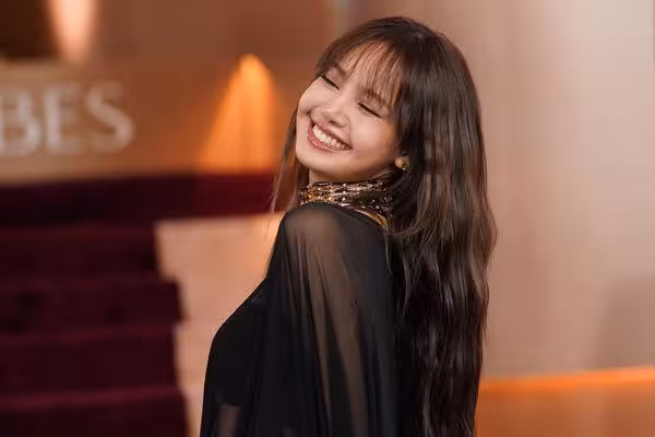 BLACKPINK Lisa「透視裝」現身金球獎!中空被看光 頒獎將創2紀錄