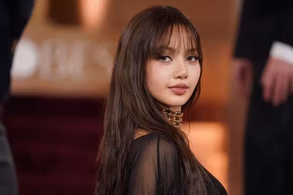 BLACKPINK Lisa「透視裝」現身金球獎!中空被看光 頒獎將創2紀錄