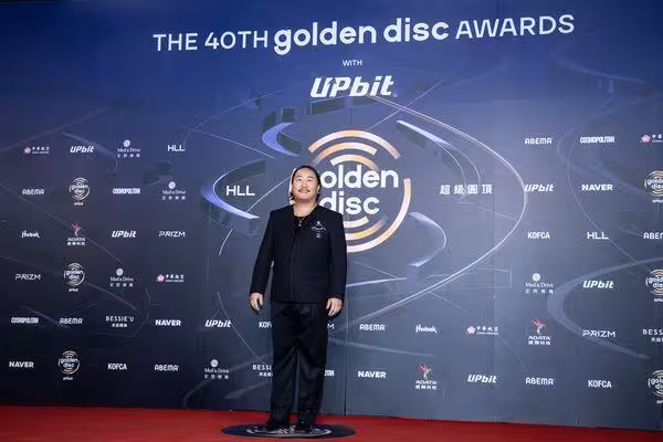 禮服讓JENNIE坐不下!被目擊「站姿搭車」超敬業 金唱片紅毯內幕曝