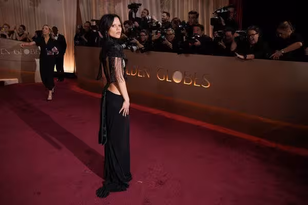Netflix《星期三》女星側邊挖空「僅靠細線撐」!I字遮重點 金球戰袍激辣
