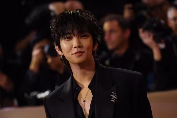 金球獎/SEVENTEEN Joshua「大開深V」帥翻紅毯 一句回家感動網