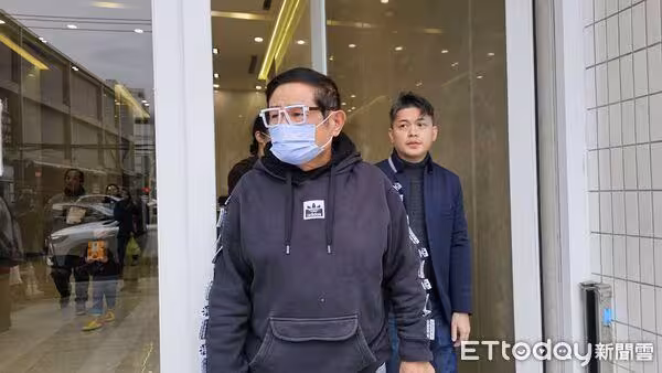 許效舜現身曹西平靈堂! 哽咽哀悼「憶37年交情」:禰不會走掉的