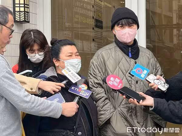 許富凱到靈堂見曹西平　林美秀「他去天堂繼續罵醜八怪」