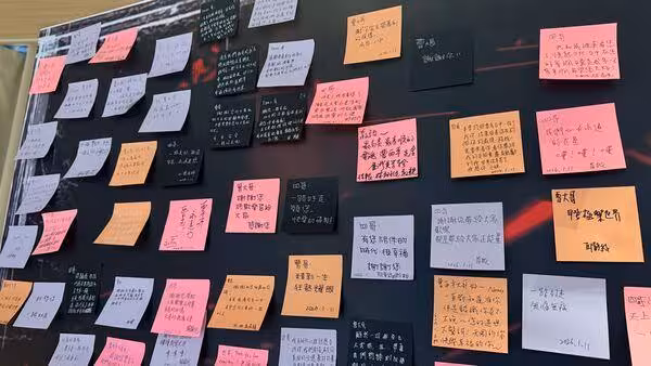 KID低調躲目光送別曹西平！　靈堂「滿滿催淚紙條」不舍內容曝光