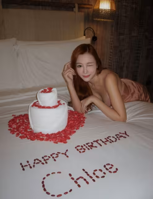 落選港姐生日曬火辣睡衣照！大露胸秀腿性感十足！曾被傳包養霸氣回擊