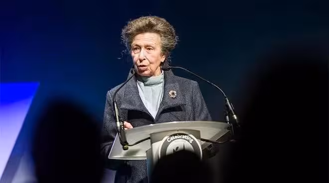 安妮公主75歲自我懷疑，威廉王子一句話竟讓全網淪陷！
