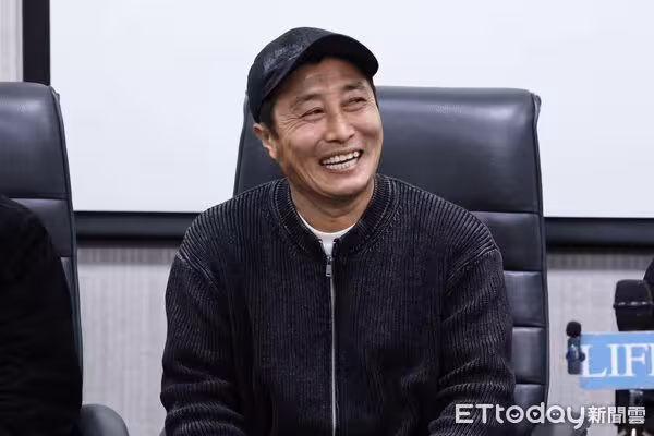 直擊／金鐘國聽到「新婚快樂」靦腆笑！　婚後變了「來台買肥皂」