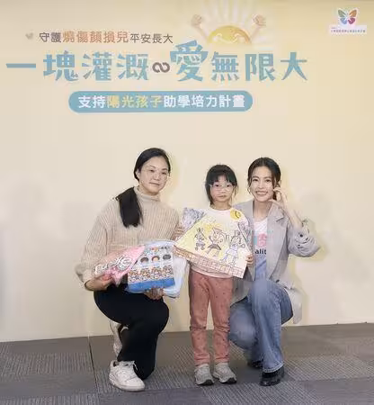 2歲小腰果突摸Selina肚子脫口「寶寶出來」 她驚呼:在預言二胎?