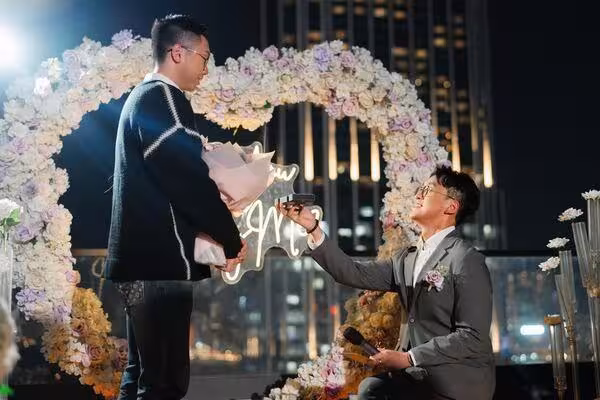 型男主播訂婚「情定6年男友」！男友單膝下跪求婚…淚回：我願意