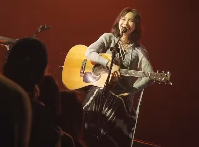 金曲歌后唱一半遇蟲蟲危機！　險飛進嘴竟考慮「直接吃下肚」