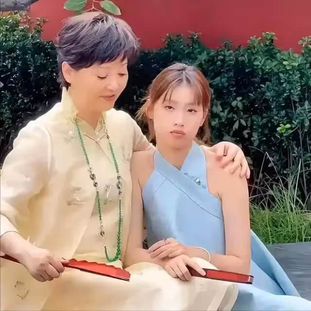 養女的閃躲讓徐帆顏面無存！何賽飛的話終於得到了驗證
