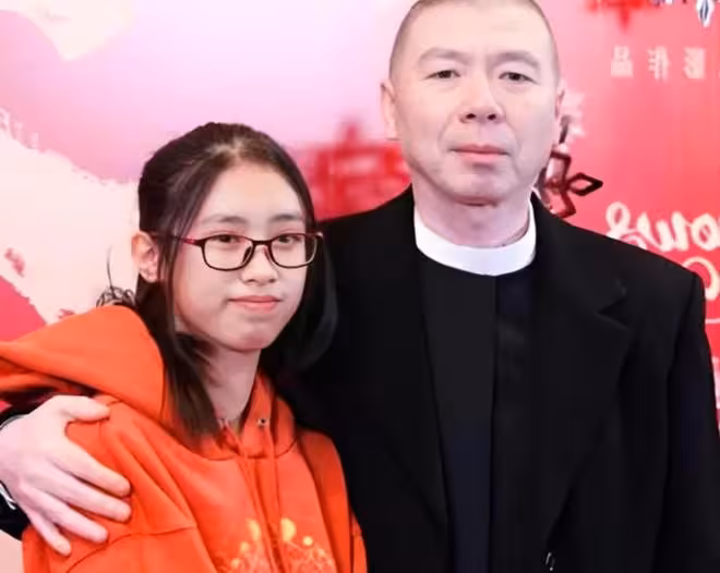 養女的閃躲讓徐帆顏面無存！何賽飛的話終於得到了驗證