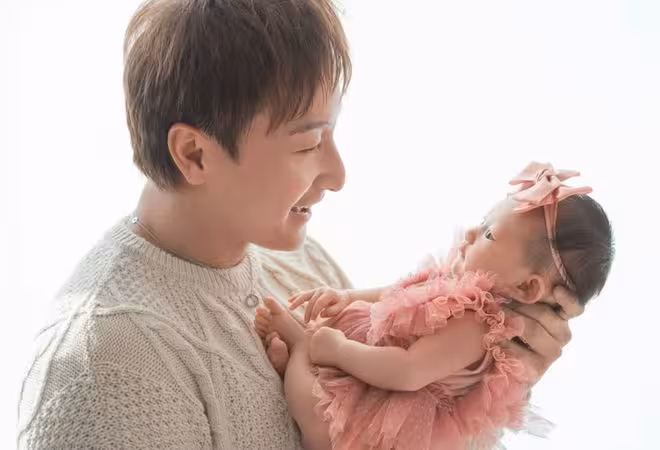 香港知名男星大曬1個多月女兒萌照！直言今年計劃讓太太再懷孕！力求生夠4個！