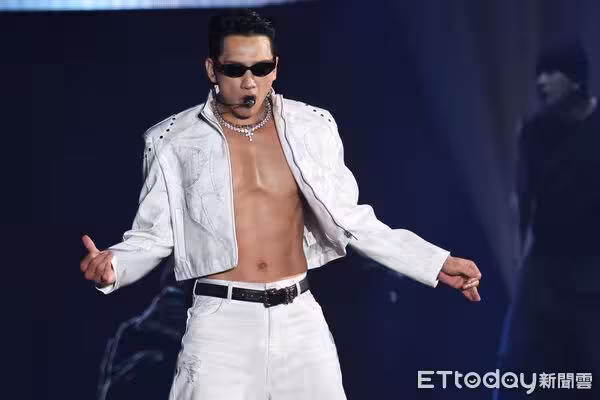 直擊/43歲你敢信? RAIN睽違20年降臨台北「超狂巨肌全脫了」