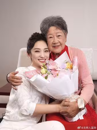 89歲容嬤嬤「心碎痛哭」罕見露面 好友抗癌33年離世…她顫抖發聲