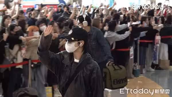 直擊/SJ抵高雄500人接機!粉絲現場討「紅包拿來」 始源衝上前了