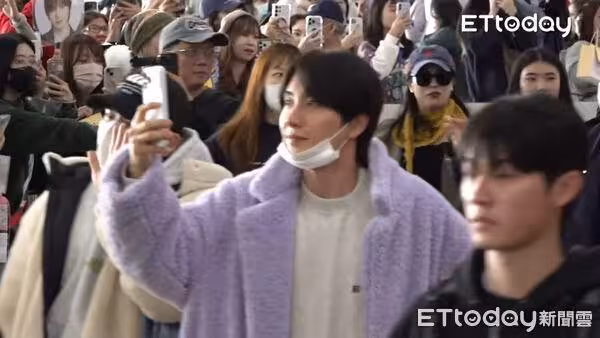 直擊/SJ抵高雄500人接機!粉絲現場討「紅包拿來」 始源衝上前了