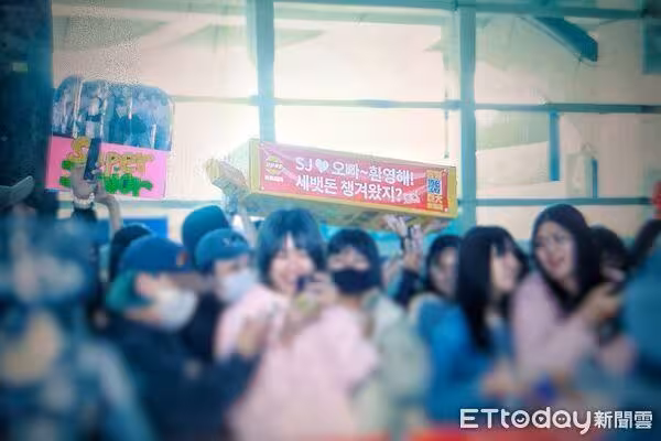 直擊/SJ抵高雄500人接機!粉絲現場討「紅包拿來」 始源衝上前了