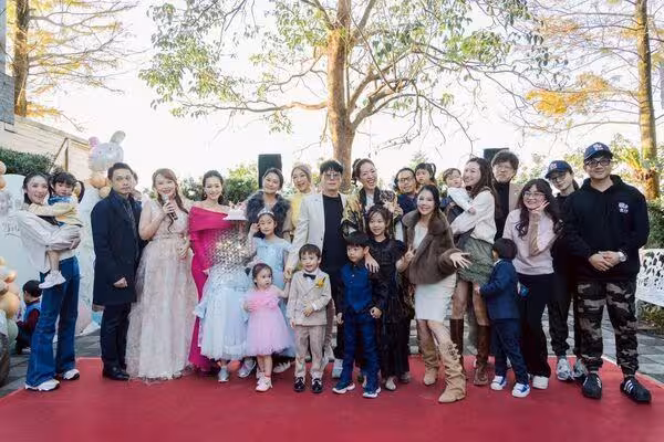 崔佩儀經紀人先讓兒女祝壽 再帶混血萌娃辦生日趴