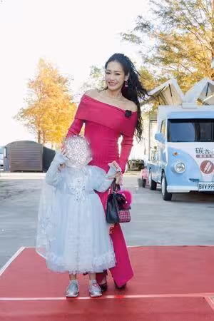 崔佩儀經紀人先讓兒女祝壽 再帶混血萌娃辦生日趴