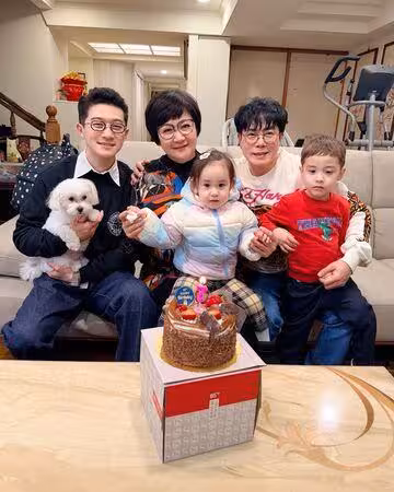 崔佩儀經紀人先讓兒女祝壽 再帶混血萌娃辦生日趴