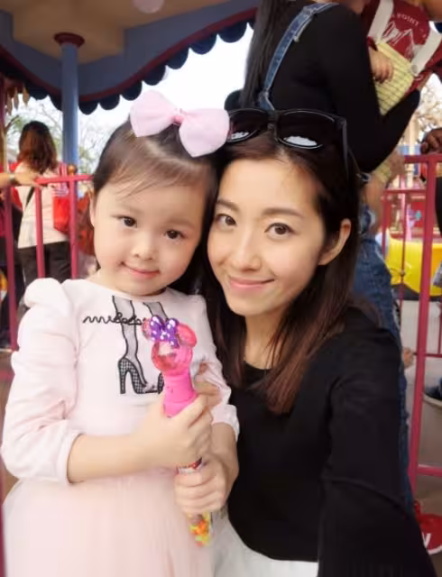 13歲女兒親密照流出!TVB視帝直呼要採取法律行動!與鬧婚變太太罕見「合體」!