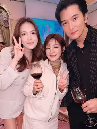 許瑋寧趕場沖回台北!「同框邱澤喝LuLu喜酒」全被拍 下衣失蹤穿超美