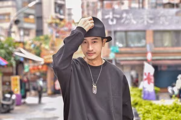 Darren拒當神仙全因「不想打卡上班」!一到片場暴雨秒停 劇組嚇傻:顯靈了